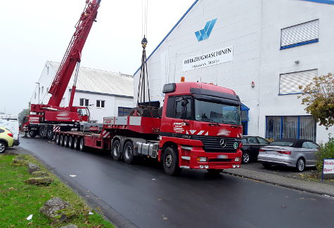 Verladung der gebrauchten Maschine auf einen LKW